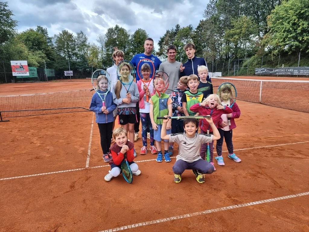 tennisgruppe lustig verbessert