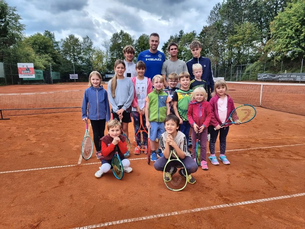 tennisgruppe verbessert